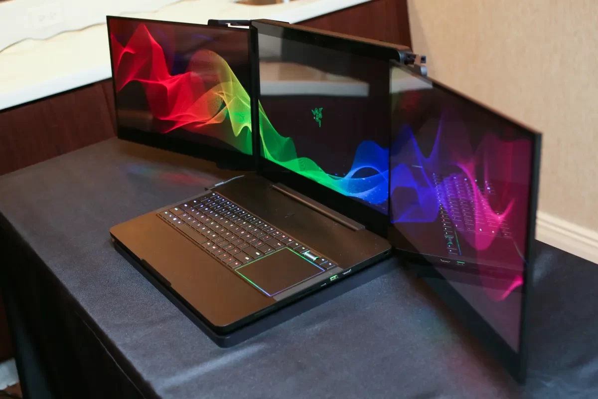Razer Valerie là một trong 5 mẫu laptop có thiết kế kỳ quặc sở hữu ba màn hình 4K