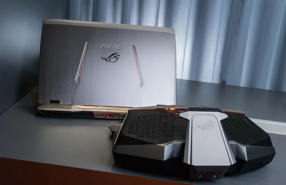 ROG GX700 có thiết kế khá hầm hố với máy bay chiến đấu, được ứng dụng tông màu tối, sở hữu bàn phím LED RGB