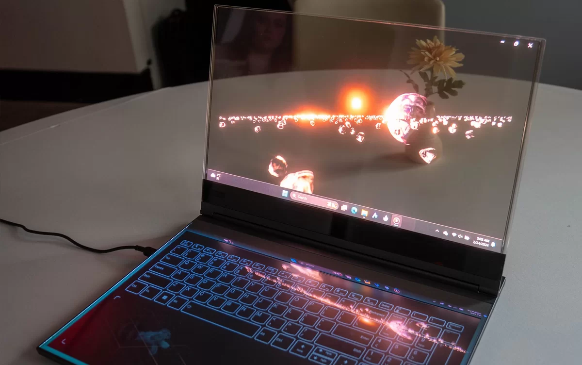 Đặc biệt, màn hình 17.3 inch trong suốt có thể đạt đến 1000 nits, mang lại độ sáng và độ tương phản vượt trội