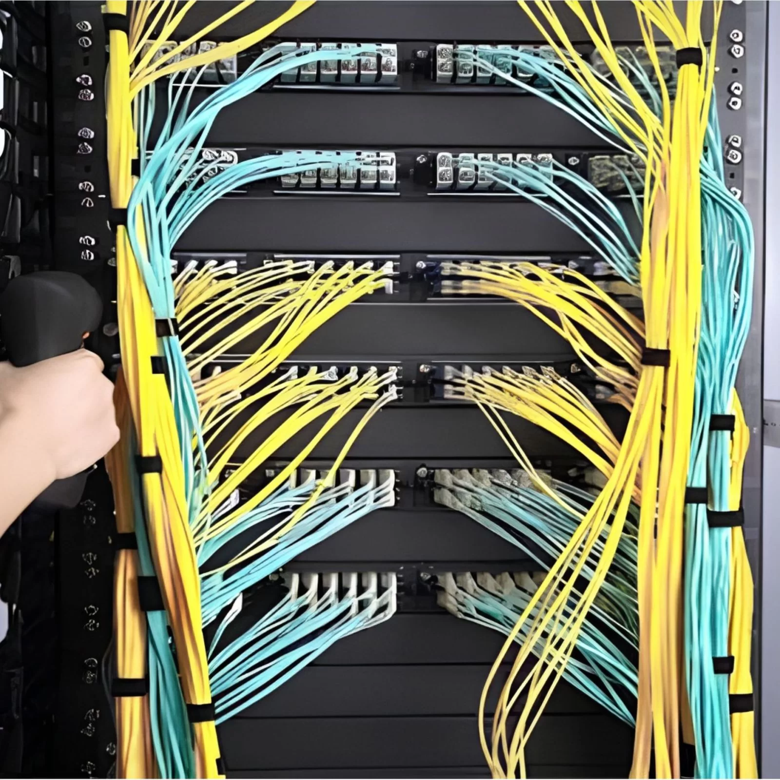 Sắp xếp dây cáp mạng - Hợp Thành Thịnh