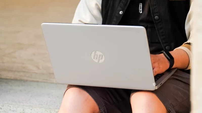 Dựa vào thiết kế bên ngoài của Laptop