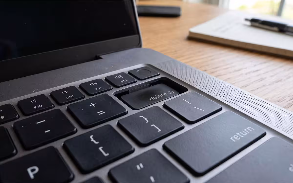 Sự cố kẹt phím trên MacBook Pro M5 Max và bài toán chi phí sửa chữa