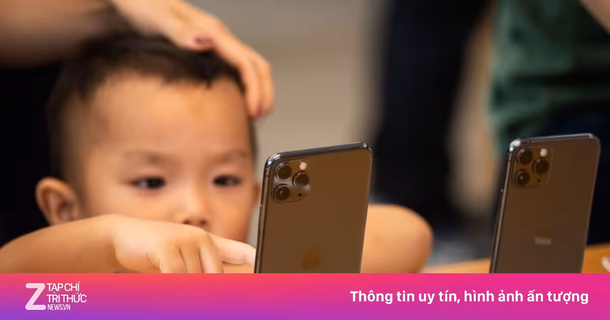 Sự thật về việc dỗ trẻ bằng điện thoại và ảnh hưởng đến sự phát triển nhận thức