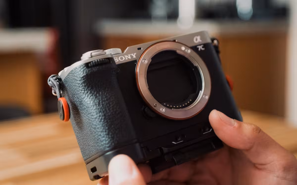 Vì sao Sony A7C II vẫn thống trị bảng xếp hạng máy ảnh bán chạy?