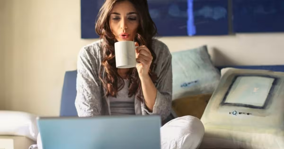Những thói quen sai lầm khi dùng laptop vào buổi tối cần loại bỏ ngay